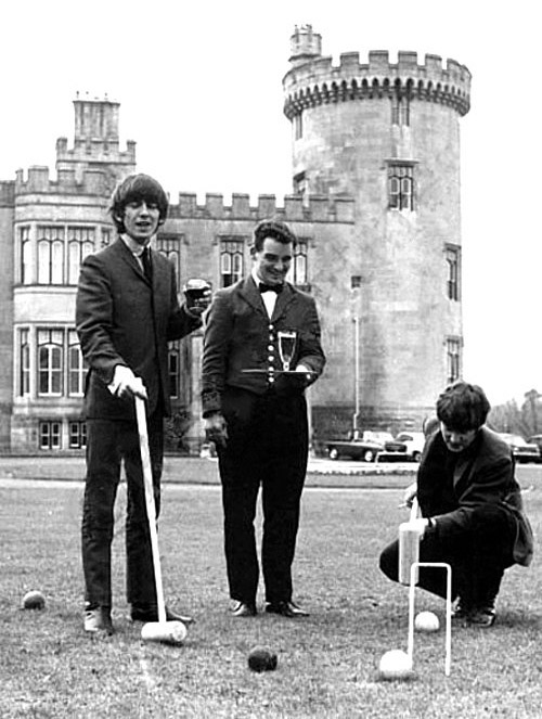 Крокет. The Beatles, музыканты играют в крокет, крайний слева - Джордж Харрисон, крайний справа - Джон Леннон.